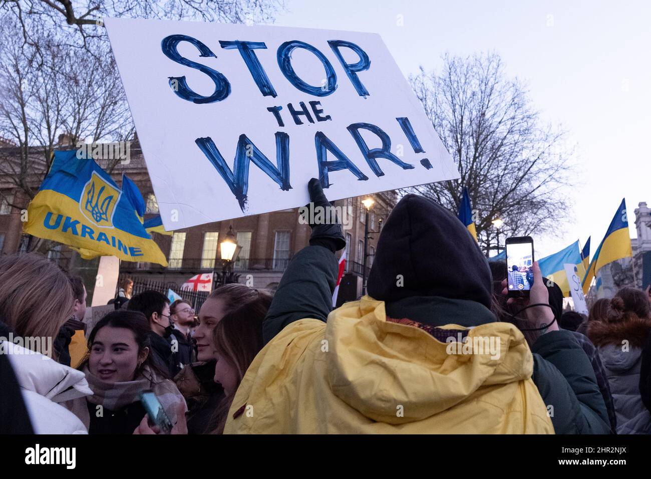 London, Großbritannien. 24.. Februar 2022. Ukrainer und Anhänger protestieren vor der Downing Street, während russische Truppen Regionen der Ukraine angreifen und besetzen. Demonstranten fordern ein Ende des Krieges und Boris Johnson verhängt Sanktionen gegen Russland, einige vergleichen Putin mit Hitler. Quelle: Joao Daniel Pereira/Alamy Live News Stockfoto