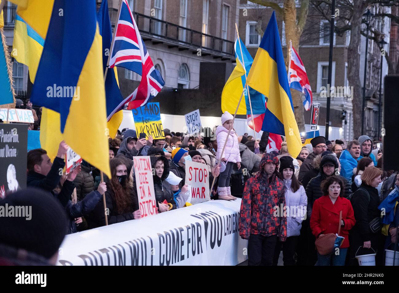 London, Großbritannien. 24.. Februar 2022. Ukrainer und Anhänger protestieren vor der Downing Street, während russische Truppen Regionen der Ukraine angreifen und besetzen. Demonstranten fordern ein Ende des Krieges und Boris Johnson verhängt Sanktionen gegen Russland, einige vergleichen Putin mit Hitler. Quelle: Joao Daniel Pereira/Alamy Live News Stockfoto