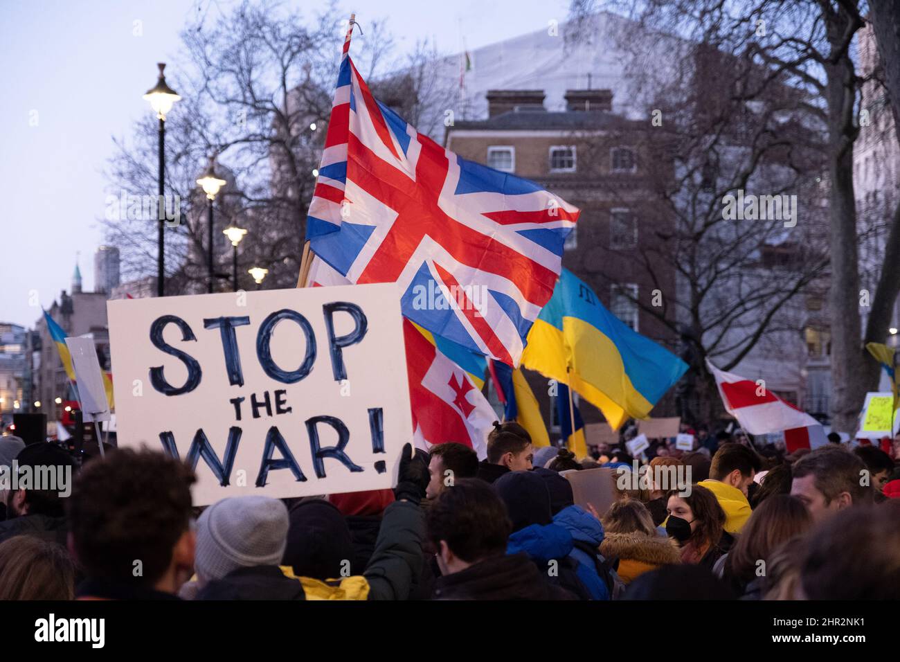London, Großbritannien. 24.. Februar 2022. Ukrainer und Anhänger protestieren vor der Downing Street, während russische Truppen Regionen der Ukraine angreifen und besetzen. Demonstranten fordern ein Ende des Krieges und Boris Johnson verhängt Sanktionen gegen Russland, einige vergleichen Putin mit Hitler. Quelle: Joao Daniel Pereira/Alamy Live News Stockfoto
