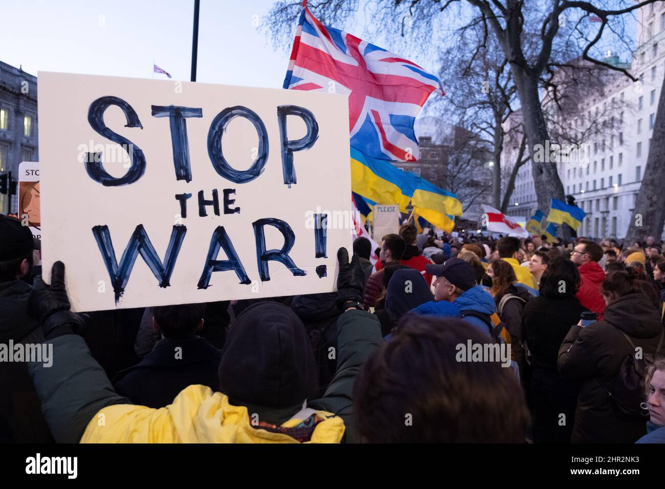London, Großbritannien. 24.. Februar 2022. Ukrainer und Anhänger protestieren vor der Downing Street, während russische Truppen Regionen der Ukraine angreifen und besetzen. Demonstranten fordern ein Ende des Krieges und Boris Johnson verhängt Sanktionen gegen Russland, einige vergleichen Putin mit Hitler. Quelle: Joao Daniel Pereira/Alamy Live News Stockfoto