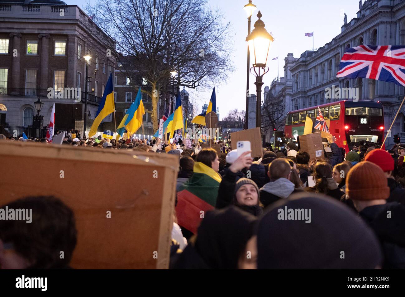 London, Großbritannien. 24.. Februar 2022. Ukrainer und Anhänger protestieren vor der Downing Street, während russische Truppen Regionen der Ukraine angreifen und besetzen. Demonstranten fordern ein Ende des Krieges und Boris Johnson verhängt Sanktionen gegen Russland, einige vergleichen Putin mit Hitler. Quelle: Joao Daniel Pereira/Alamy Live News Stockfoto