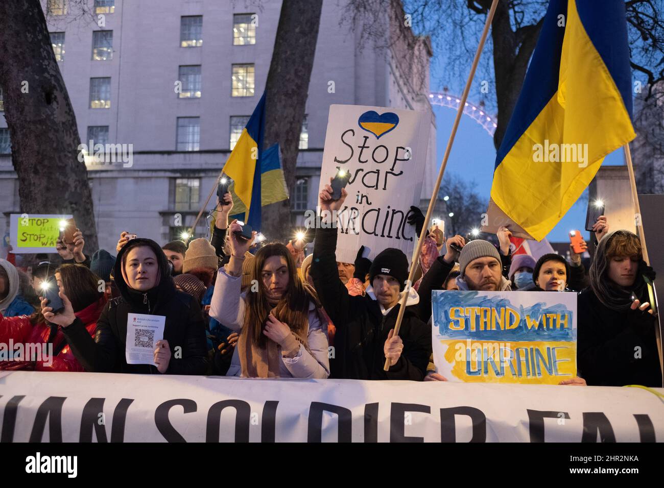 London, Großbritannien. 24.. Februar 2022. Ukrainer und Anhänger protestieren vor der Downing Street, während russische Truppen Regionen der Ukraine angreifen und besetzen. Demonstranten fordern ein Ende des Krieges und Boris Johnson verhängt Sanktionen gegen Russland, einige vergleichen Putin mit Hitler. Quelle: Joao Daniel Pereira/Alamy Live News Stockfoto