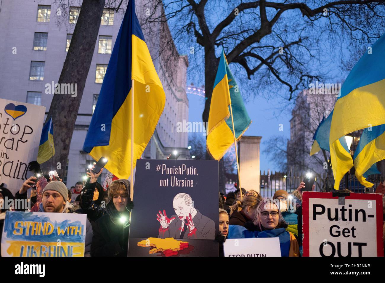 London, Großbritannien. 24.. Februar 2022. Ukrainer und Anhänger protestieren vor der Downing Street, während russische Truppen Regionen der Ukraine angreifen und besetzen. Demonstranten fordern ein Ende des Krieges und Boris Johnson verhängt Sanktionen gegen Russland, einige vergleichen Putin mit Hitler. Quelle: Joao Daniel Pereira/Alamy Live News Stockfoto