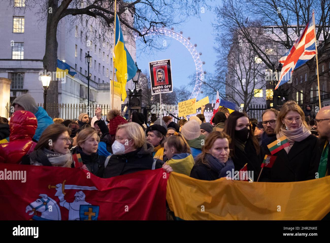London, Großbritannien. 24.. Februar 2022. Ukrainer und Anhänger protestieren vor der Downing Street, während russische Truppen Regionen der Ukraine angreifen und besetzen. Demonstranten fordern ein Ende des Krieges und Boris Johnson verhängt Sanktionen gegen Russland, einige vergleichen Putin mit Hitler. Quelle: Joao Daniel Pereira/Alamy Live News Stockfoto