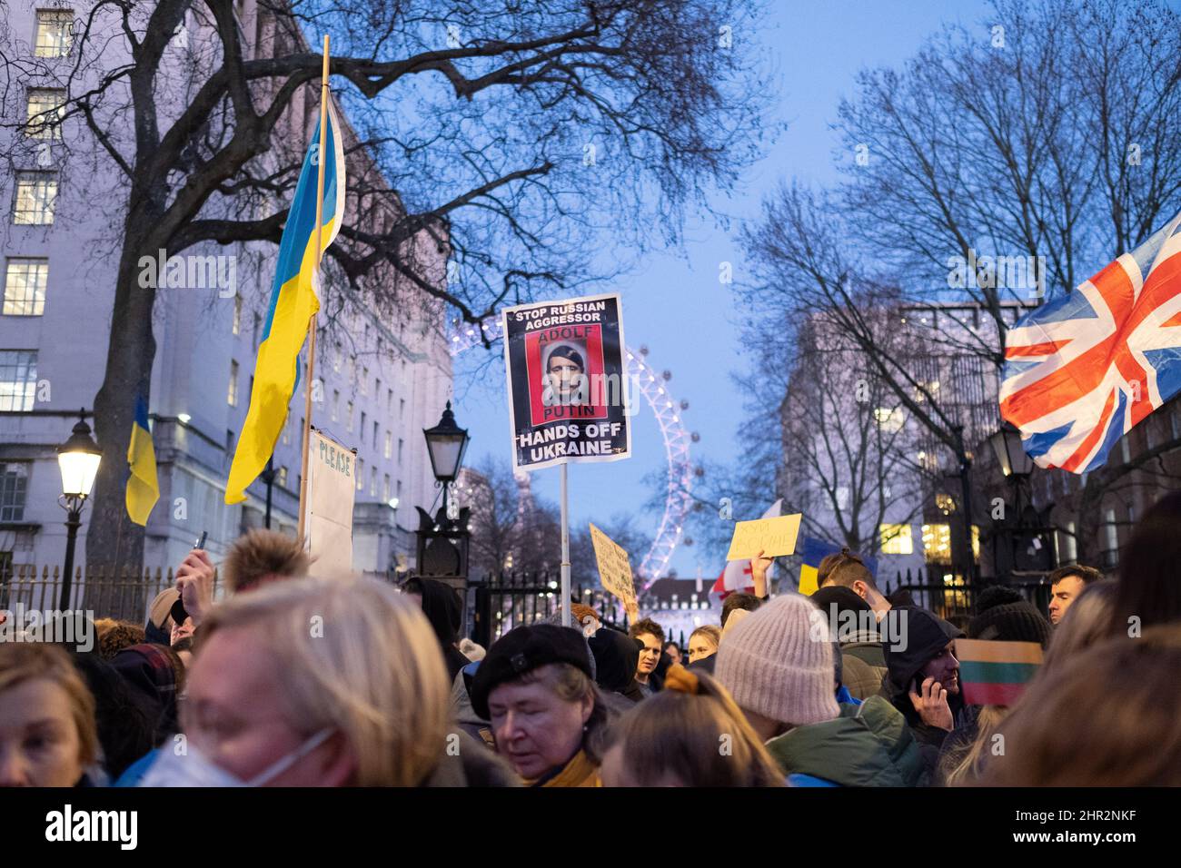 London, Großbritannien. 24.. Februar 2022. Ukrainer und Anhänger protestieren vor der Downing Street, während russische Truppen Regionen der Ukraine angreifen und besetzen. Demonstranten fordern ein Ende des Krieges und Boris Johnson verhängt Sanktionen gegen Russland, einige vergleichen Putin mit Hitler. Quelle: Joao Daniel Pereira/Alamy Live News Stockfoto