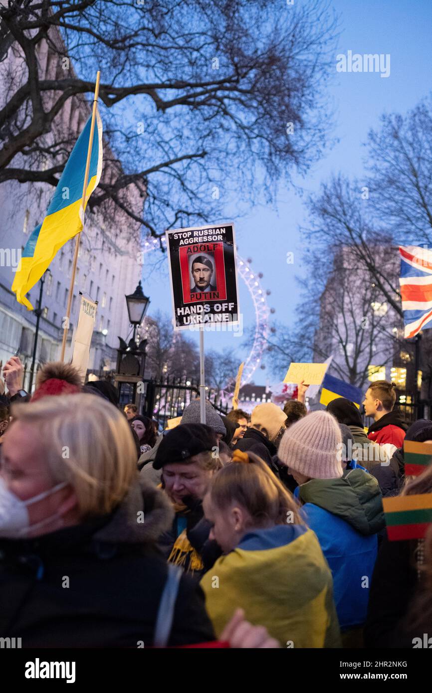 London, Großbritannien. 24.. Februar 2022. Ukrainer und Anhänger protestieren vor der Downing Street, während russische Truppen Regionen der Ukraine angreifen und besetzen. Demonstranten fordern ein Ende des Krieges und Boris Johnson verhängt Sanktionen gegen Russland, einige vergleichen Putin mit Hitler. Quelle: Joao Daniel Pereira/Alamy Live News Stockfoto