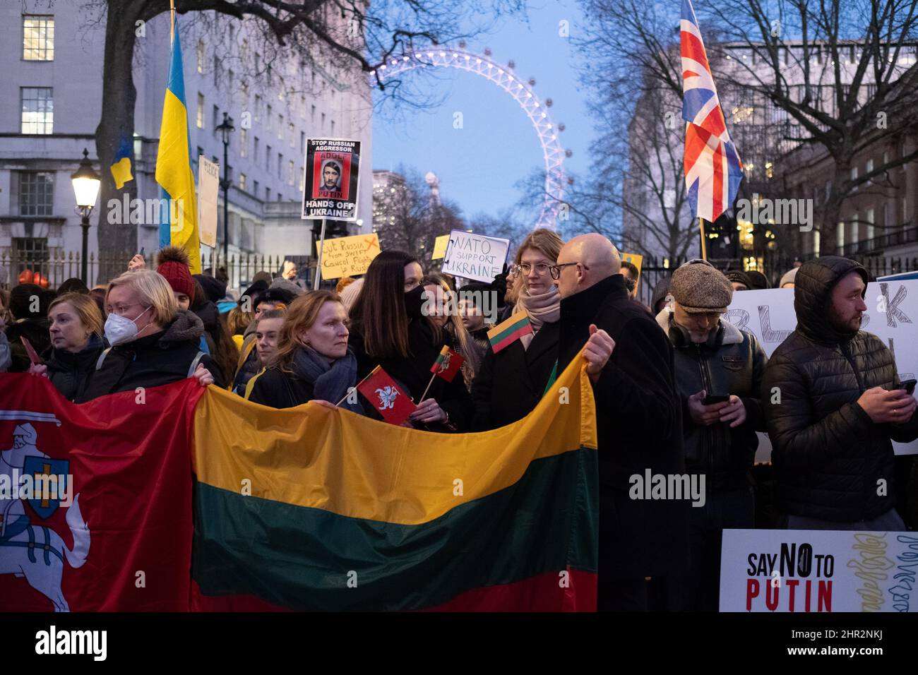 London, Großbritannien. 24.. Februar 2022. Ukrainer und Anhänger protestieren vor der Downing Street, während russische Truppen Regionen der Ukraine angreifen und besetzen. Demonstranten fordern ein Ende des Krieges und Boris Johnson verhängt Sanktionen gegen Russland, einige vergleichen Putin mit Hitler. Quelle: Joao Daniel Pereira/Alamy Live News Stockfoto