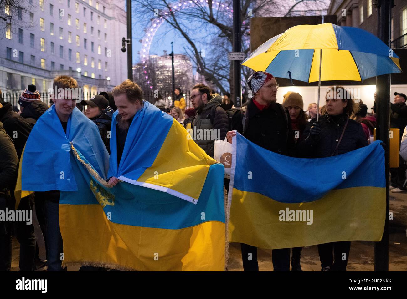 London, Großbritannien. 24.. Februar 2022. Ukrainer und Anhänger protestieren vor der Downing Street, während russische Truppen Regionen der Ukraine angreifen und besetzen. Demonstranten fordern ein Ende des Krieges und Boris Johnson verhängt Sanktionen gegen Russland, einige vergleichen Putin mit Hitler. Quelle: Joao Daniel Pereira/Alamy Live News Stockfoto