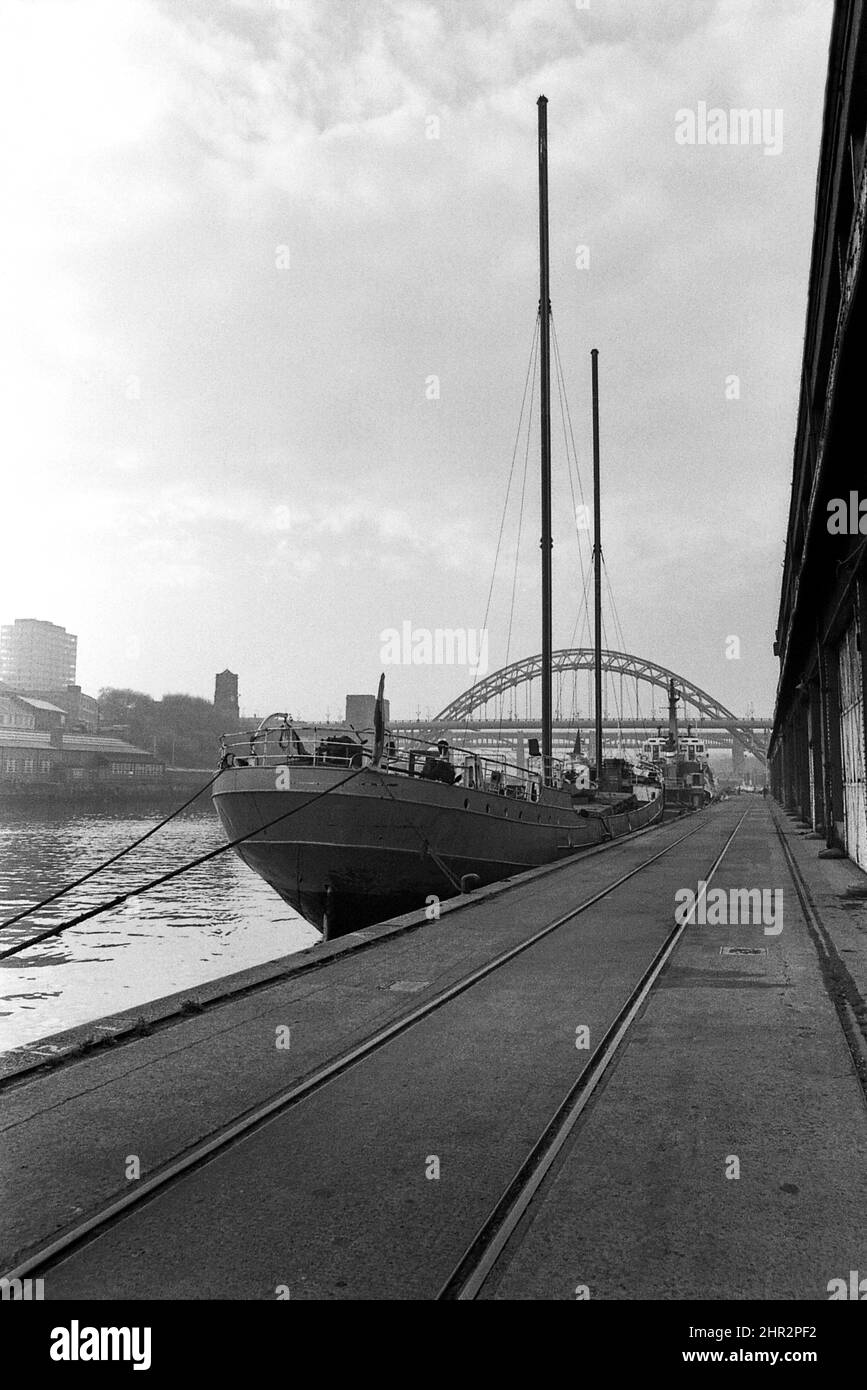 SHOT 267 Historic North Sea Sailing Baltic Trader am Newcastle Kai gegenüber Hovis Mühle in Gateshead jetzt das Baltic Arts Center mit Blick auf die Tyne Brücke Cerca 1979 Stockfoto