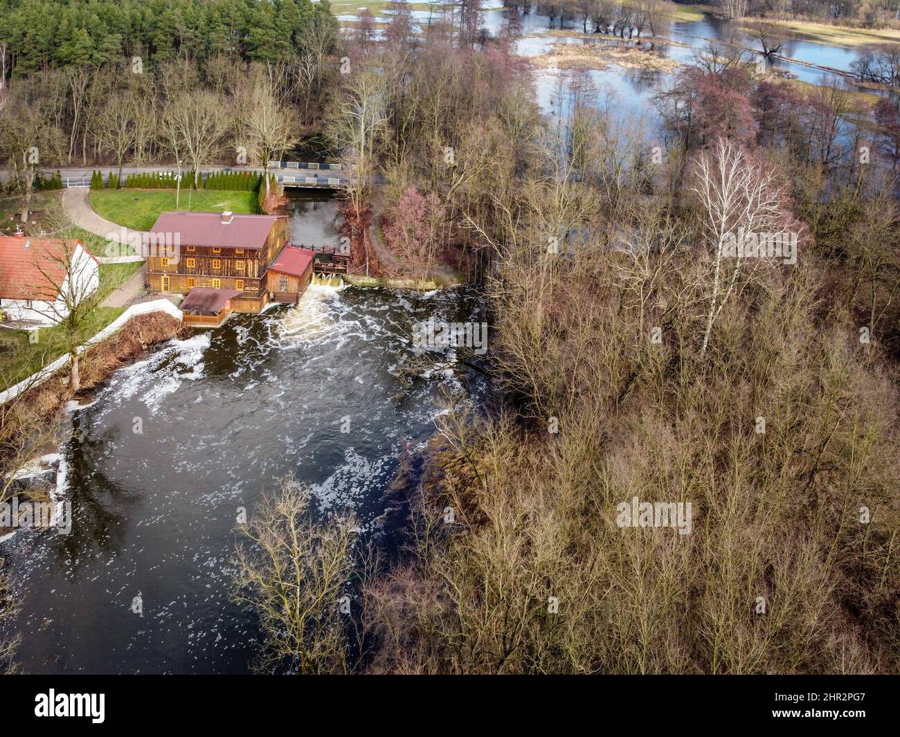 Der Fluss Grabia mit hohem Wasserstand in Mittelpolen. Stockfoto