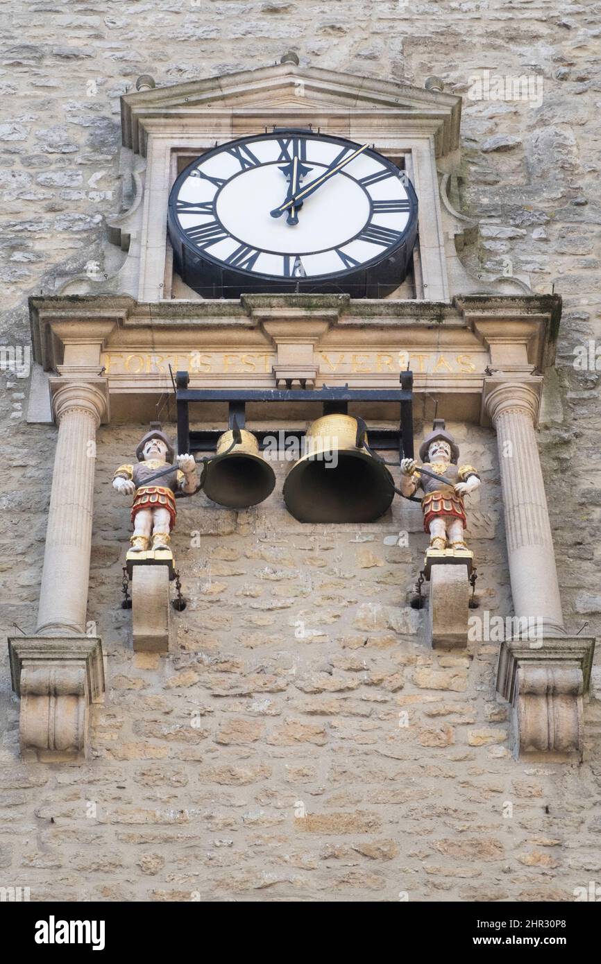 Rund um die Universitätsstadt Oxford, Oxfordshire, Großbritannien. Die Uhr am Carfax Tower Stockfoto