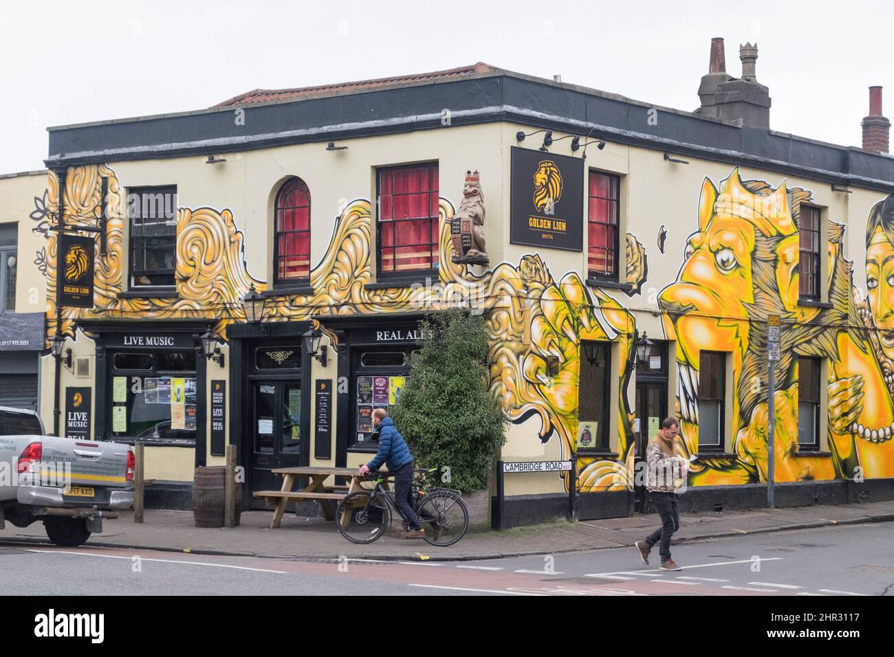 Entlang der Gloucester Rd Bristol, dem Golden Lion Pub Bishopston Stockfoto