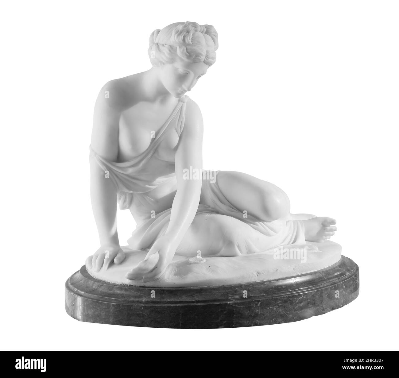 Alte Marmorstatue einer jungen sitzenden Frau. Antike weibliche Skulptur. Skulptur isoliert auf weißem Hintergrund mit Beschneidungspfad Stockfoto