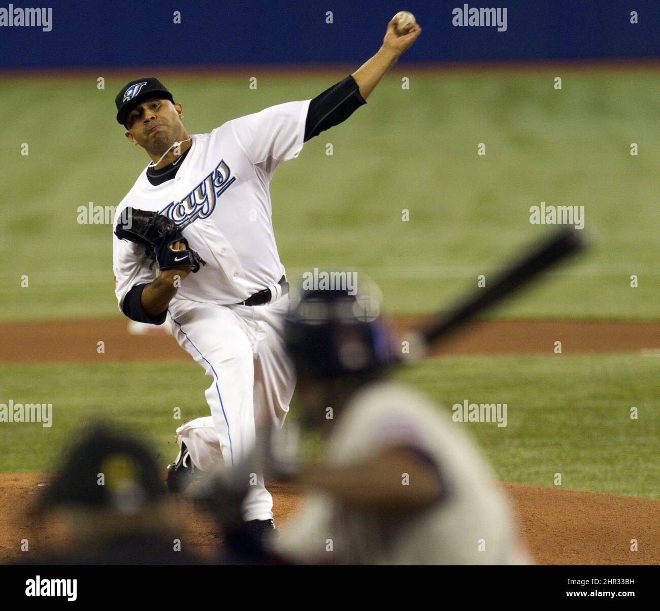 Toronto Blue Jays startender Pitcher Ricky Romero wirft die erste Seillänge der Saison an Minnesota Twins Mittelfeldspieler Denard Span während der ersten Inning AL Action in Toronto am Freitag, 1. April 2011. DIE KANADISCHE PRESSE/Frank Gunn Stockfoto
