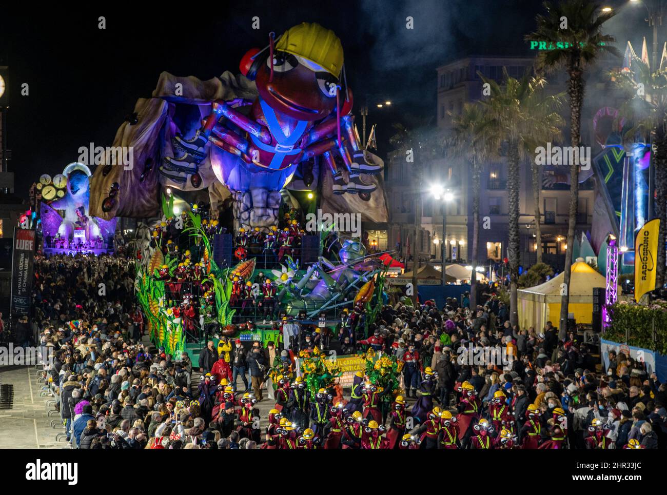 Viareggio, Italien. 24.. Februar 2022. Karneval von Viareggio bei Nacht.der zweite Maskenkurs findet in der Nacht statt und die allegorischen Wagen sind mit neuem Licht gefärbt.Allegorischer Schwimmer der ersten Kategorie: ''die Ameise und die Zikade''' Baumeister Luigi Bonetti (Bildquelle: © Federico Neri/Pacific Press via ZUMA Press Wire) Stockfoto