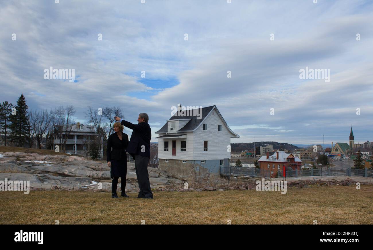 Premierminister Stephen Harper und Frau Laureen besuchen am Sonntag, den 10. April 2011, das kleine weiße Haus, das die Flut von 1996 in Chicoutimi, Quebec, überlebte. DIE KANADISCHE PRESSE/Sean Kilpatrick Stockfoto