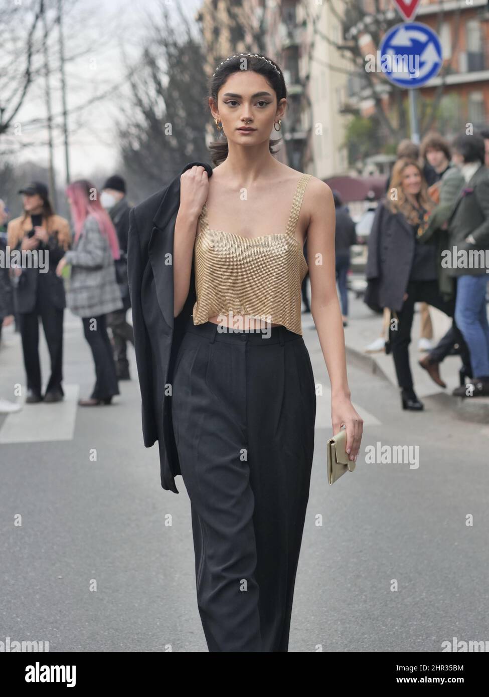 Fashion Blogger Street Style Outfit nach Emporio Armani Fashion Show während der Milano Fashion Week Frau Herbst/Winter 2022 Stockfoto