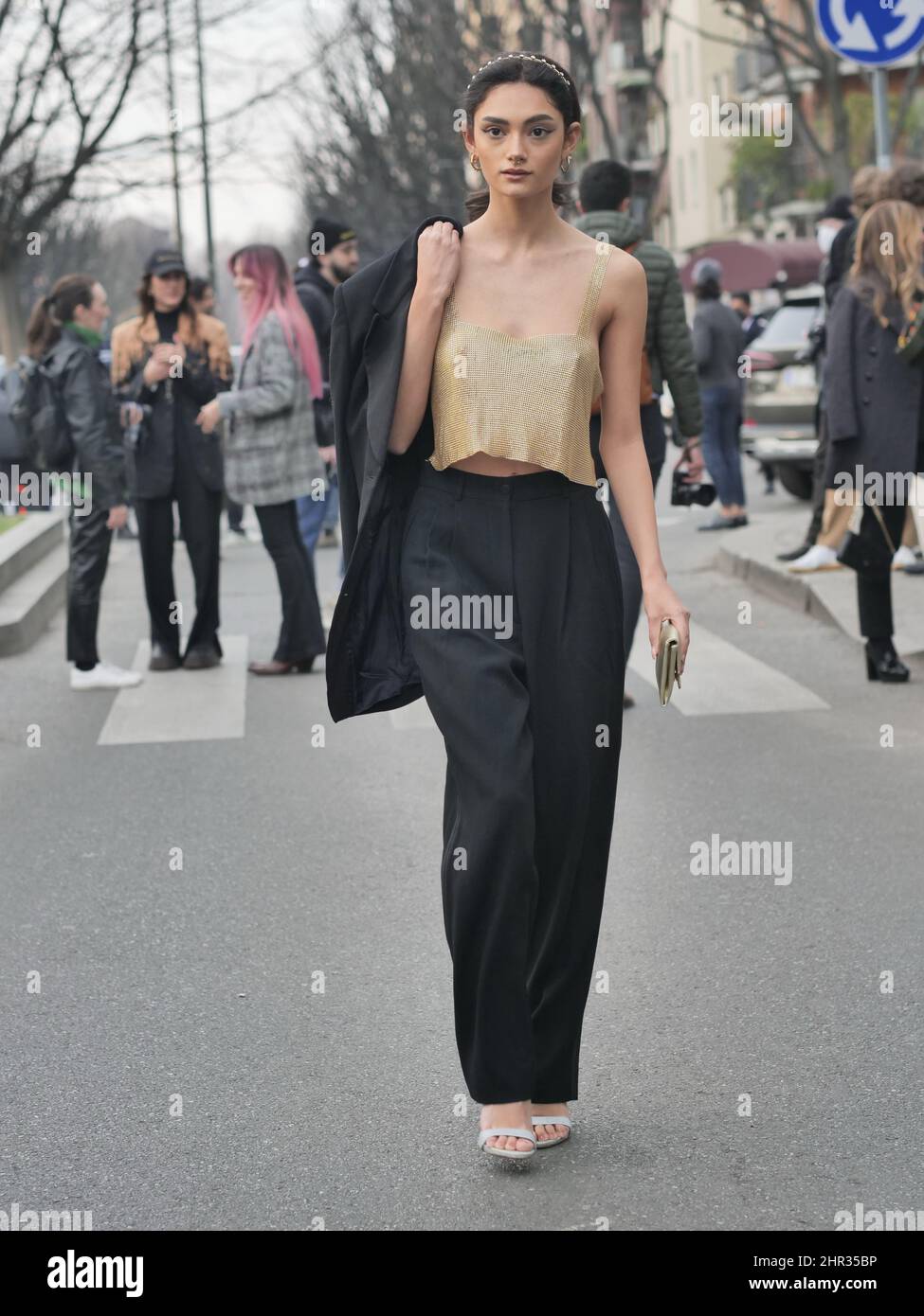 Fashion Blogger Street Style Outfit nach Emporio Armani Fashion Show während der Milano Fashion Week Frau Herbst/Winter 2022 Stockfoto