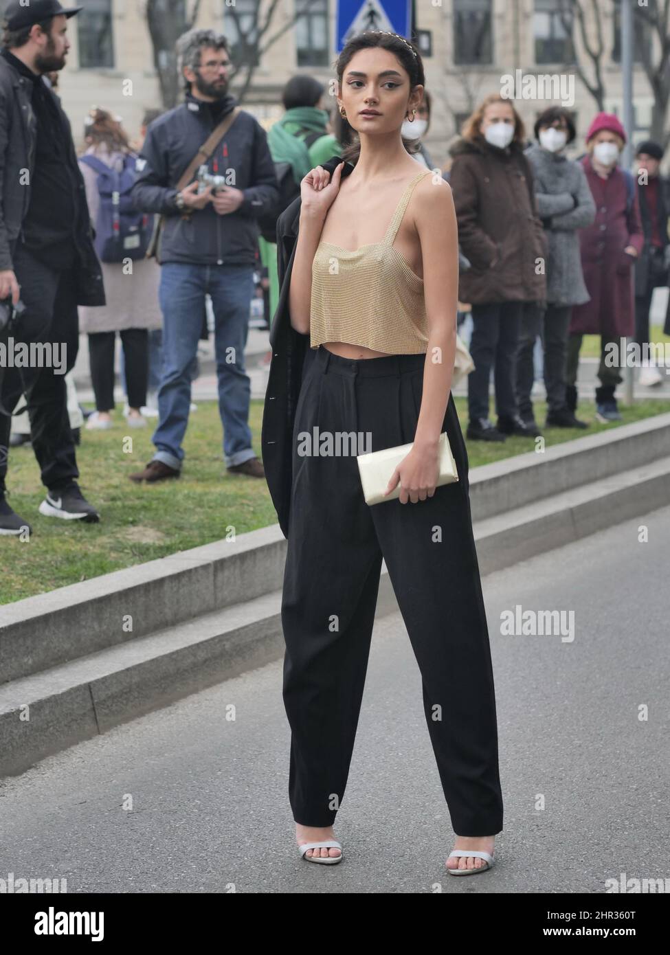 Fashion Blogger Street Style Outfit nach Emporio Armani Fashion Show während der Milano Fashion Week Frau Herbst/Winter 2022 Stockfoto