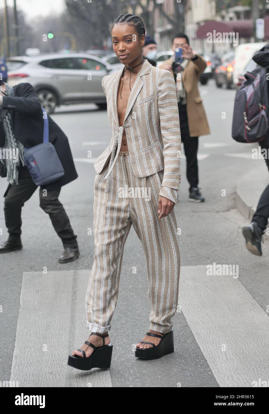 Fashion Blogger Street Style Outfit nach Emporio Armani Fashion Show während der Milano Fashion Week Frau Herbst/Winter 2022 Stockfoto