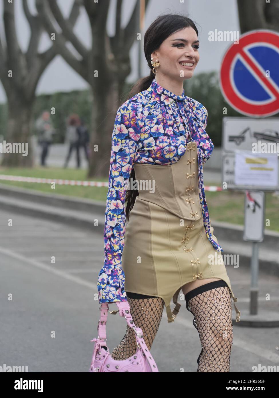 Angela Rozas Saiz Outfits im Straßenstil nach der Emporio Armani Modenschau während der Milano Fashion Week Woman Herbst/Winter 2022 Stockfoto