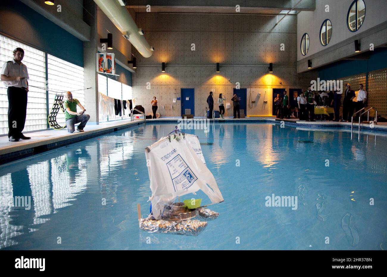 Ein Student sieht zu, wie ein Boot einen Testlauf vor dem ersten Even ...