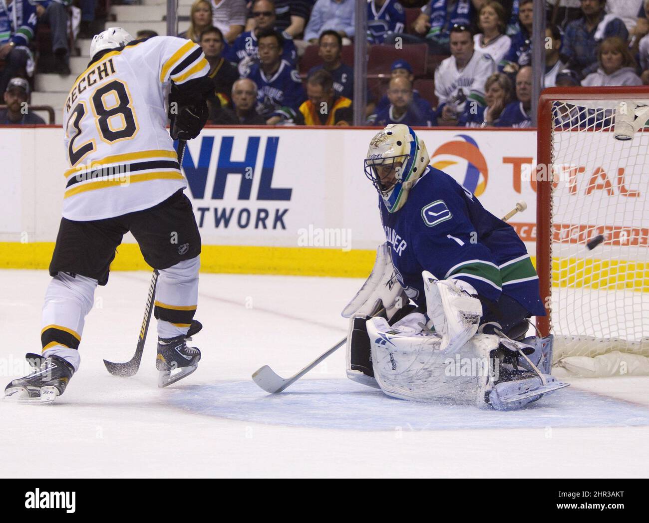 Boston Bruins linken Flügel Mark Recchi erzielt das zweite Tor auf Vancouver Canucks Torwart Roberto Luongo während der zweiten Periode des Spiels zwei Stanley Cup Final Playoff Hockey Aktion in Vancouver, B.C., Samstag, 4. Juni 2011. DIE KANADISCHE PRESSE/Darryl Dyck Stockfoto