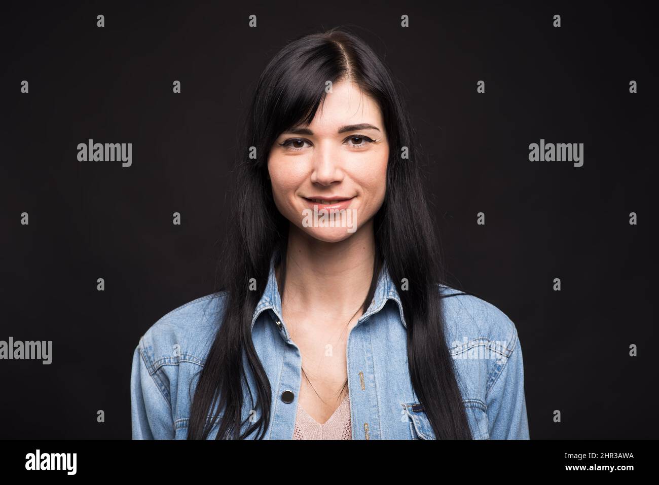 Portrait von attraktiven und glücklichen kaukasischen Brünette Mädchen im Hemd isoliert auf schwarzem Studio-Hintergrund. Stockfoto