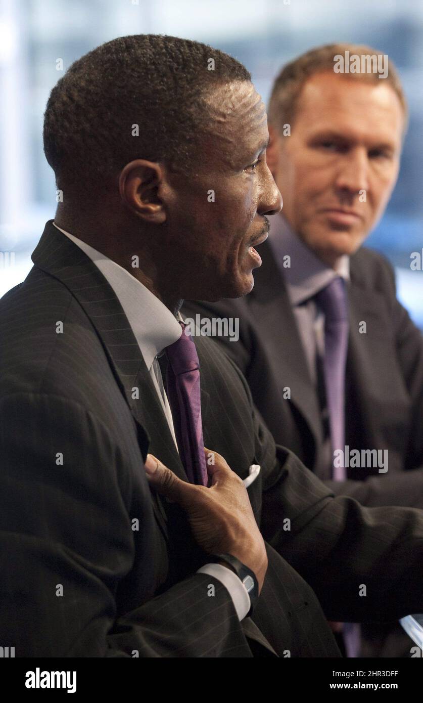Toronto Raptors neuer Cheftrainer Dwane Casey (links) und General Manager Bryan Colangelo nehmen am Dienstag, dem 21. Juni 2011, an einer Pressekonferenz in Toronto Teil. DIE KANADISCHE PRESSE/Chris Young Stockfoto