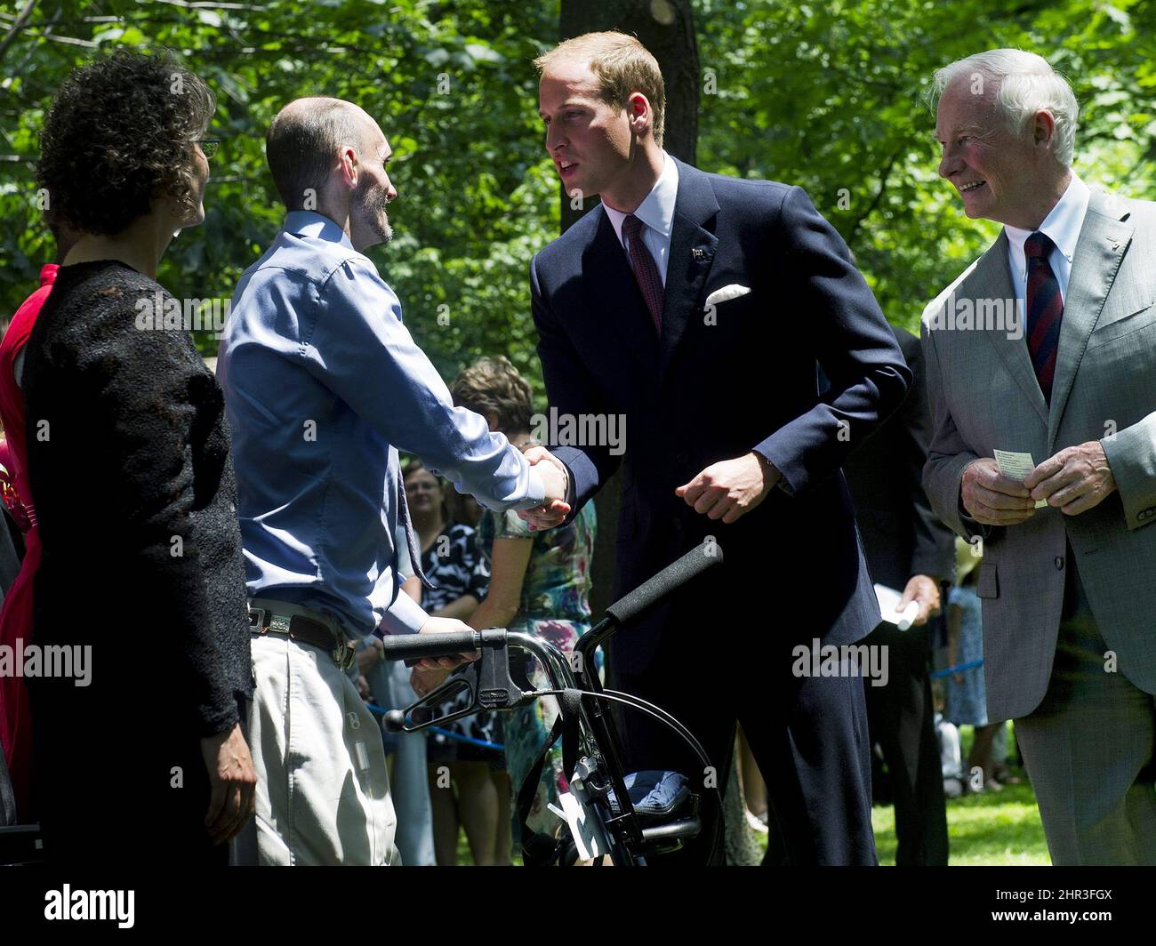 Der Herzog von Cambridge trifft sich am Samstag, dem 2. Juli 2011, in der Rideau Hall in Ottawa mit dem Krebskranken Terry Joyce, zweiter linker, als der Generalgouverneur David Johnston (rechts) auf ihn schaut. Vor sechs Wochen hatte der Computertechniker 12 Wochen Zeit, um zu leben. Sein letzter Wunsch war es, das königliche Paar zu treffen. DIE KANADISCHE PRESSE/Nathan Denette Stockfoto