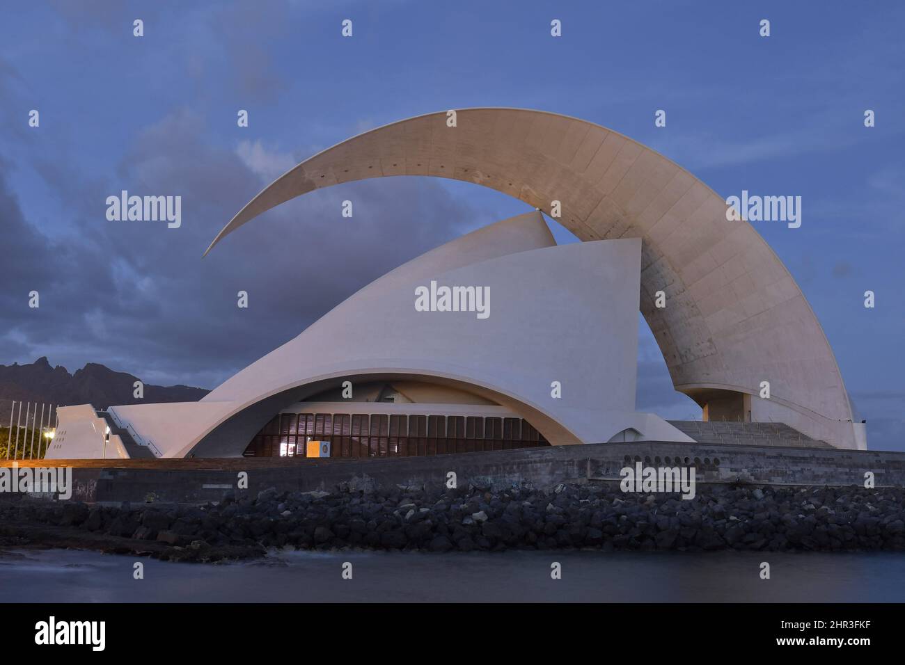 Auditorio de Teneriffa, moderne Wahrzeichen-Architektur in Santa Cruz de Teneriffa Kanarische Inseln Spanien. Entworfen vom Architekten Santiago Calatrava. Stockfoto