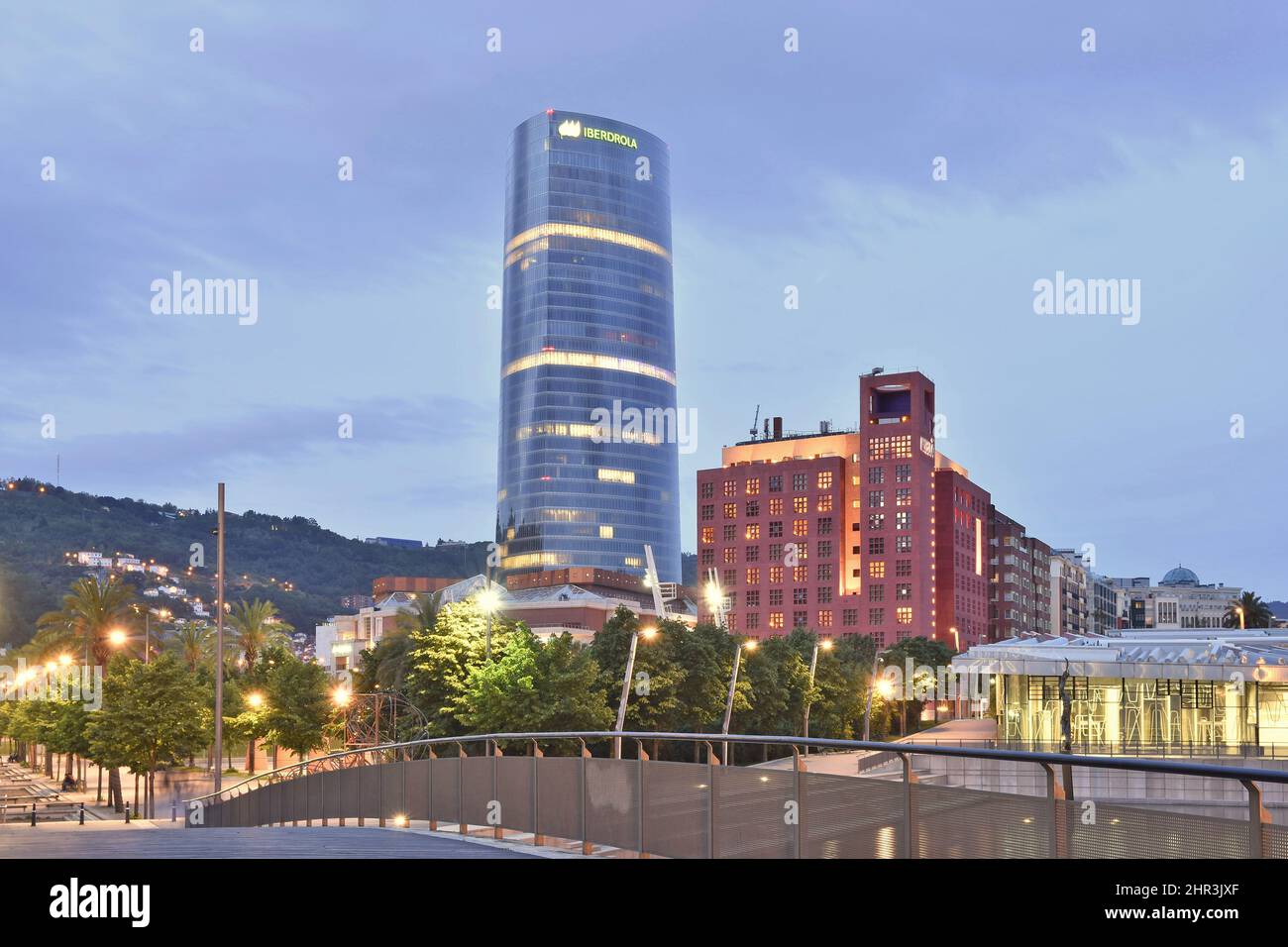 Iberdrola Tower - modernes Büro Wolkenkratzer und Hotel Melia in der Abenddämmerung, Bilbao Spanien Europa. Stockfoto