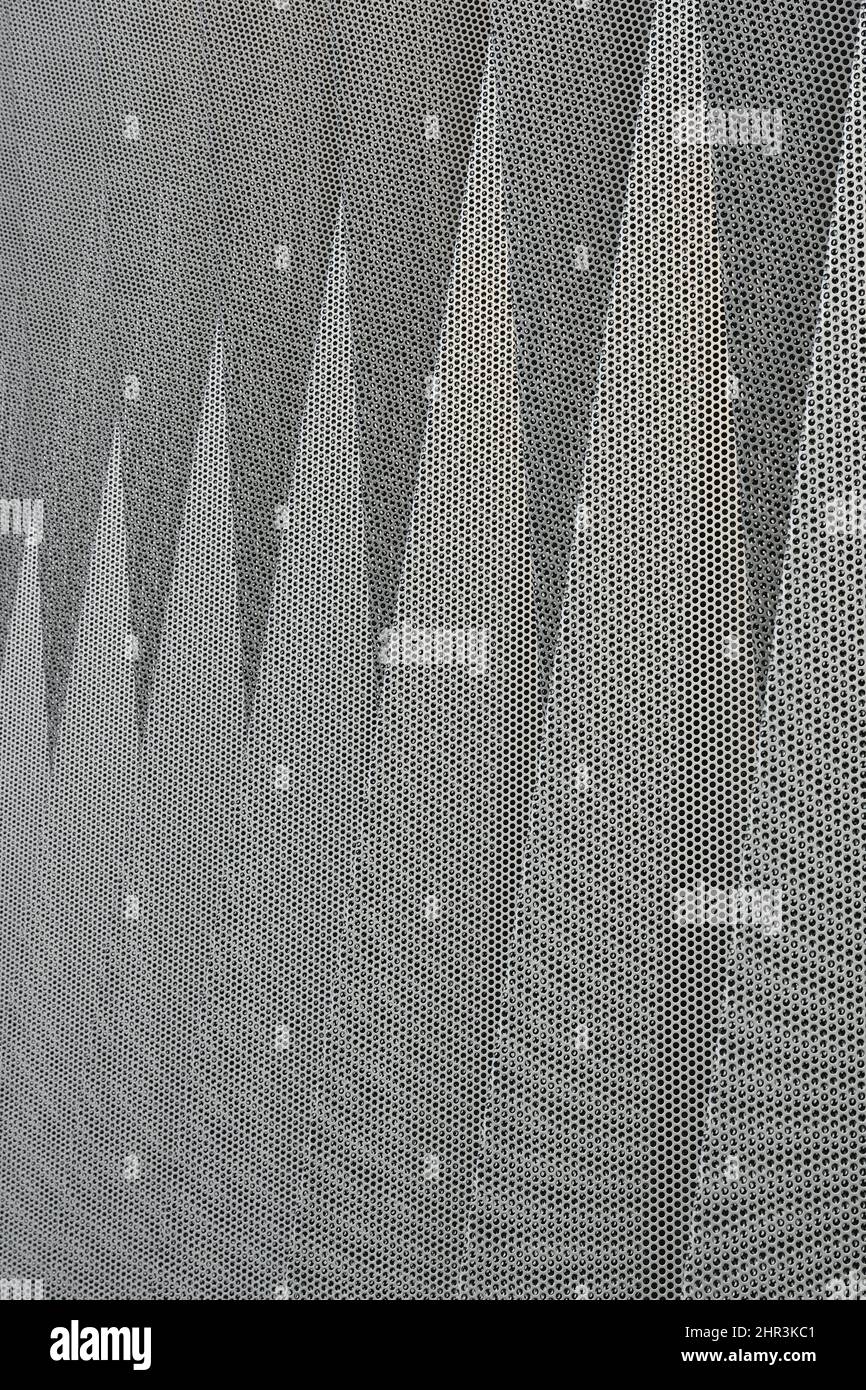 Gebäude des Biomedical Research Center mit einer Fassade aus perforiertem Aluminium, entworfen von Vaillo+Irigaray Architects in Pamplona, Spanien. Stockfoto