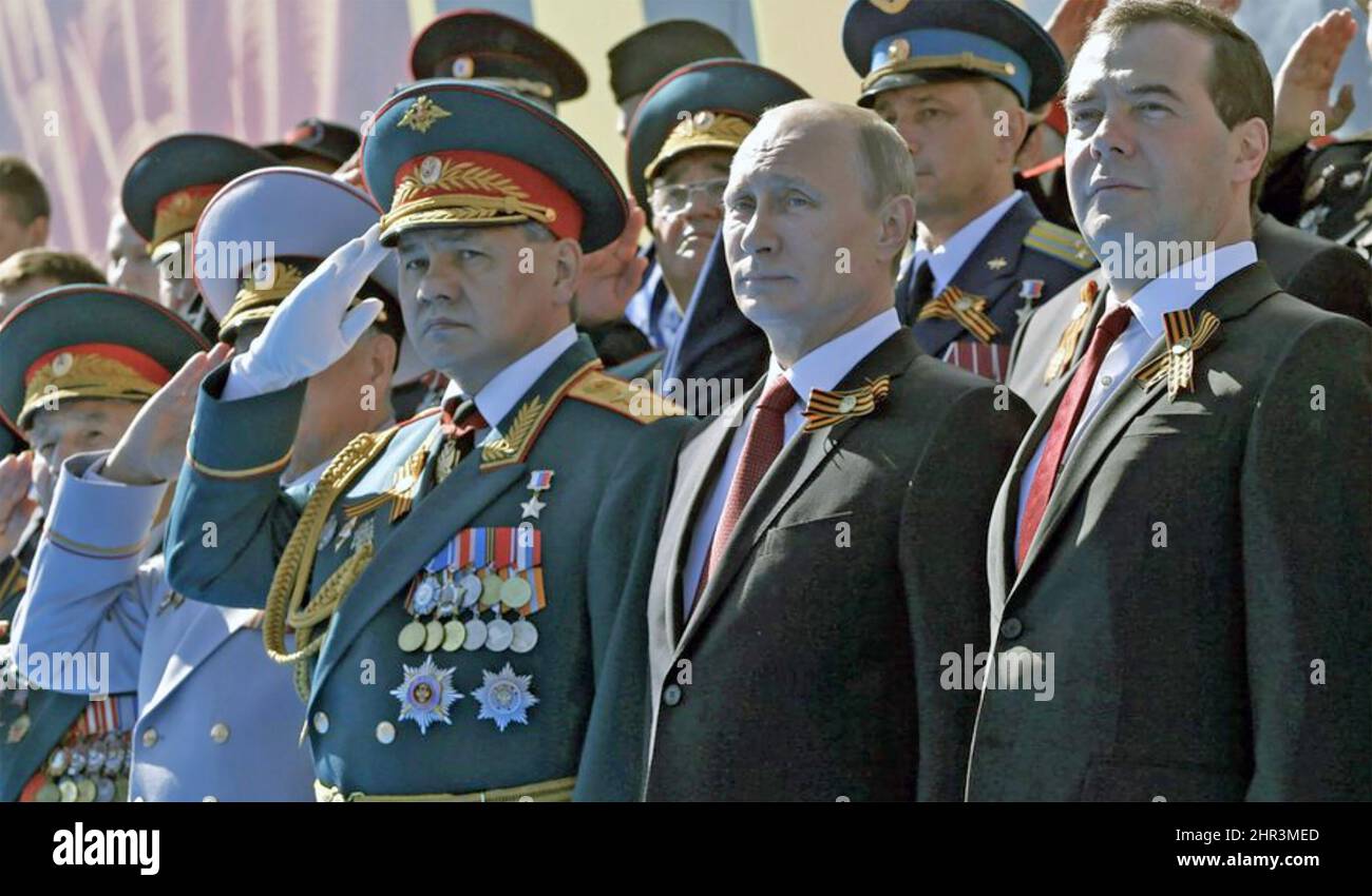 SERGEI SHOYGU, russischer Politiker und Verteidigungsminister, grüssen neben dem russischen Präsidenten Wladimir Putin und Vizepräsident Dmitri Medwedew bei der Parade zum Moskauer Siegestag am 9. Mai 2014. Stockfoto