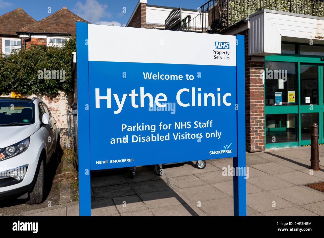 Das NHS-Schild vor der Hythe Clinic auf der Sun Lane. Stockfoto