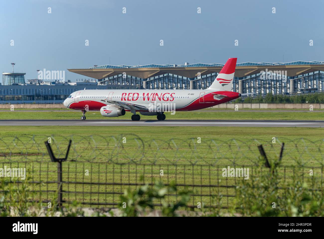 SANKT PETERSBURG, RUSSLAND - 08. AUGUST 2020: AIRBUS A321-200 (VP-BRS) mit ROTEN FLÜGELN auf der Rollbahn des Flughafens Pulkovo Stockfoto