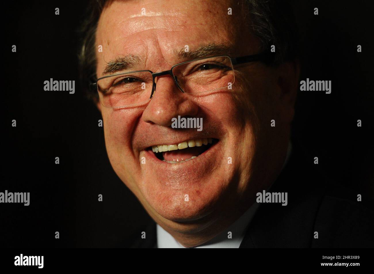 Finanzminister Jim Flaherty spricht am Donnerstag, den 22. September 2011, im Foyer des Unterhauses auf dem Parliament Hill in Ottawa mit Reportern. DIE KANADISCHE PRESSE/Sean Kilpatrick Stockfoto