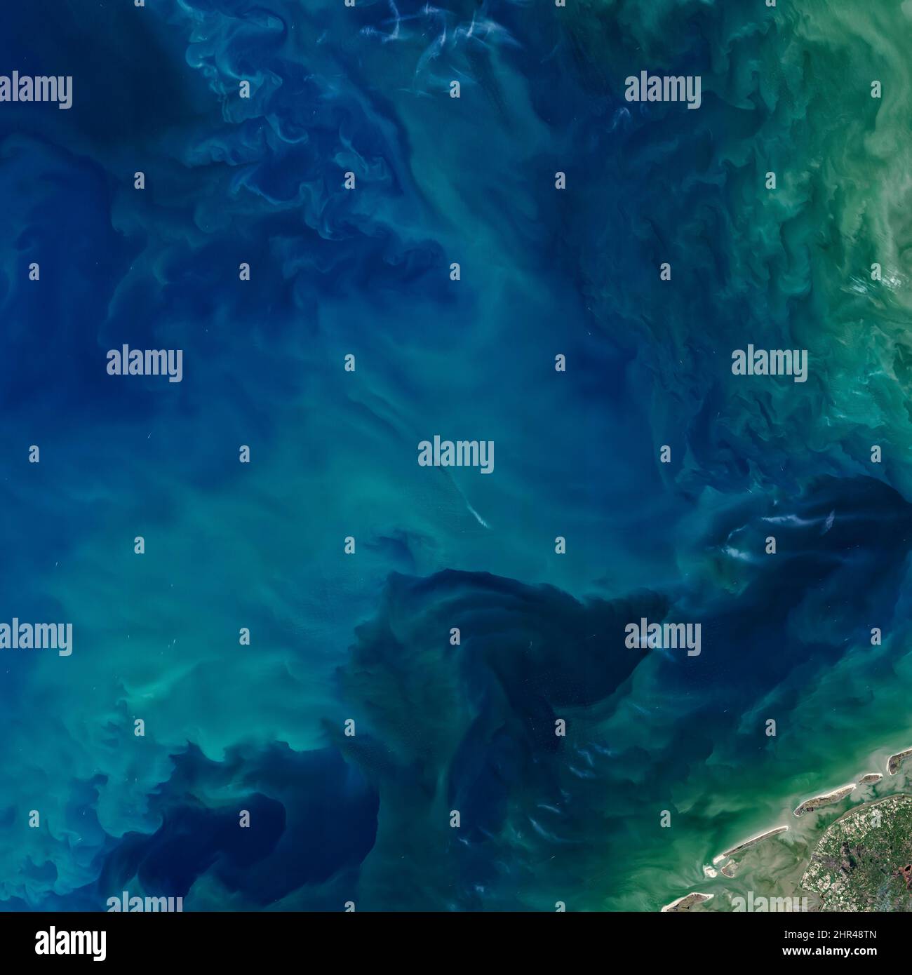 Buntes windiges blaues Meer, Luftaufnahme des wunderschönen türkisfarbenen Ozeans, Draufsicht auf das tiefe Wasser, die Nordsee. Elemente dieses Bildes, die von der NASA eingerichtet wurden Stockfoto