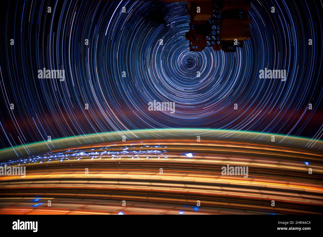 Der Erdhorizont leuchtet, Sterne im Hintergrund, Satellitenaufnahmen mit langer Belichtung aus dem Weltraum, bunte Ringe. Elemente dieses Bildes, die von der NASA eingerichtet wurden. Stockfoto