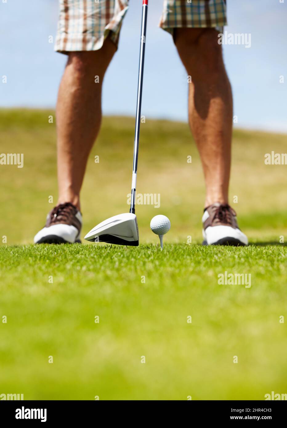 Dieser Club sollte den Trick tun.... Zugeschnittenes Bild eines Golfspielers, der kurz vor dem Golfball auf dem Fairway steht. Stockfoto