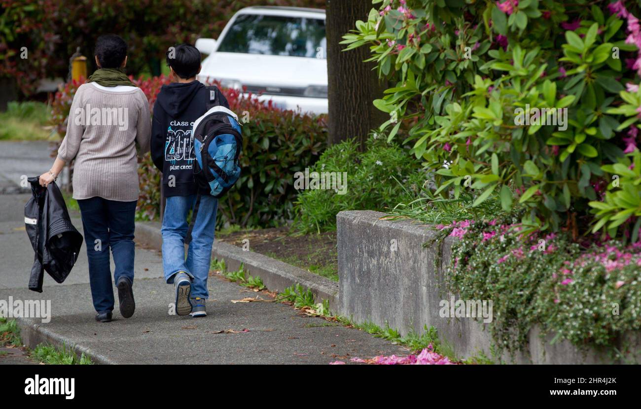 Eine Frau geht mit ihrem Sohn, nachdem sie ihn an der False Creek