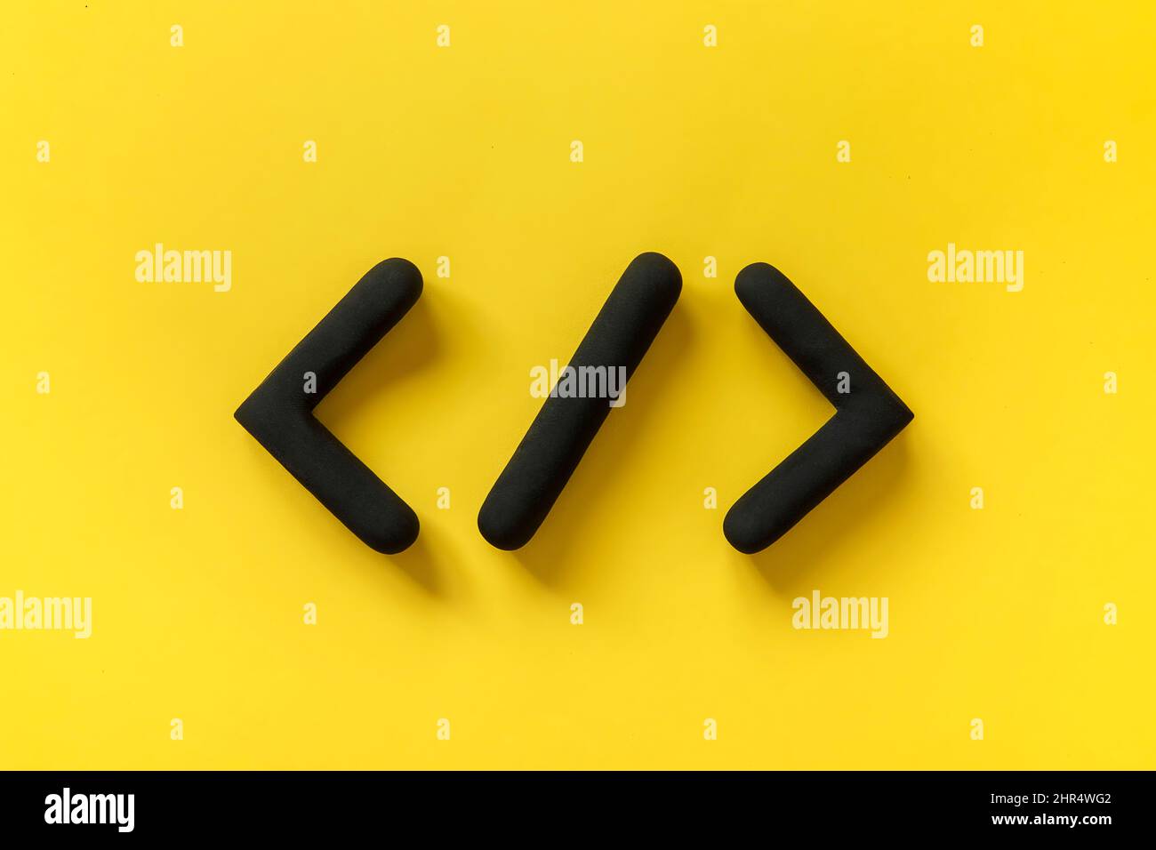 Symbol für die Entwicklung von Programmiersprachen auf gelbem Hintergrund. Softwareentwicklungskonzept. Programmierung Code Browser Symbol, 3D Zeichen Website-Codierung. Stockfoto