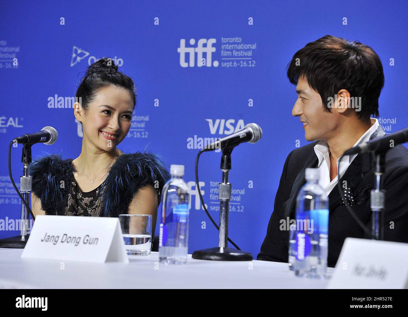 Der koreanische Schauspieler Jang Dong-gun, rechts, sitzt während der Pressekonferenz zum Film „Dangerous Liaisons“ während des Toronto International Film Festival 2012 in Toronto am Montag, den 10. September 2012, neben der chinesischen Schauspielerin Zhang Ziyi. (AP Photo/The Canadian Press, Aaron Vincent Elkaim) Stockfoto