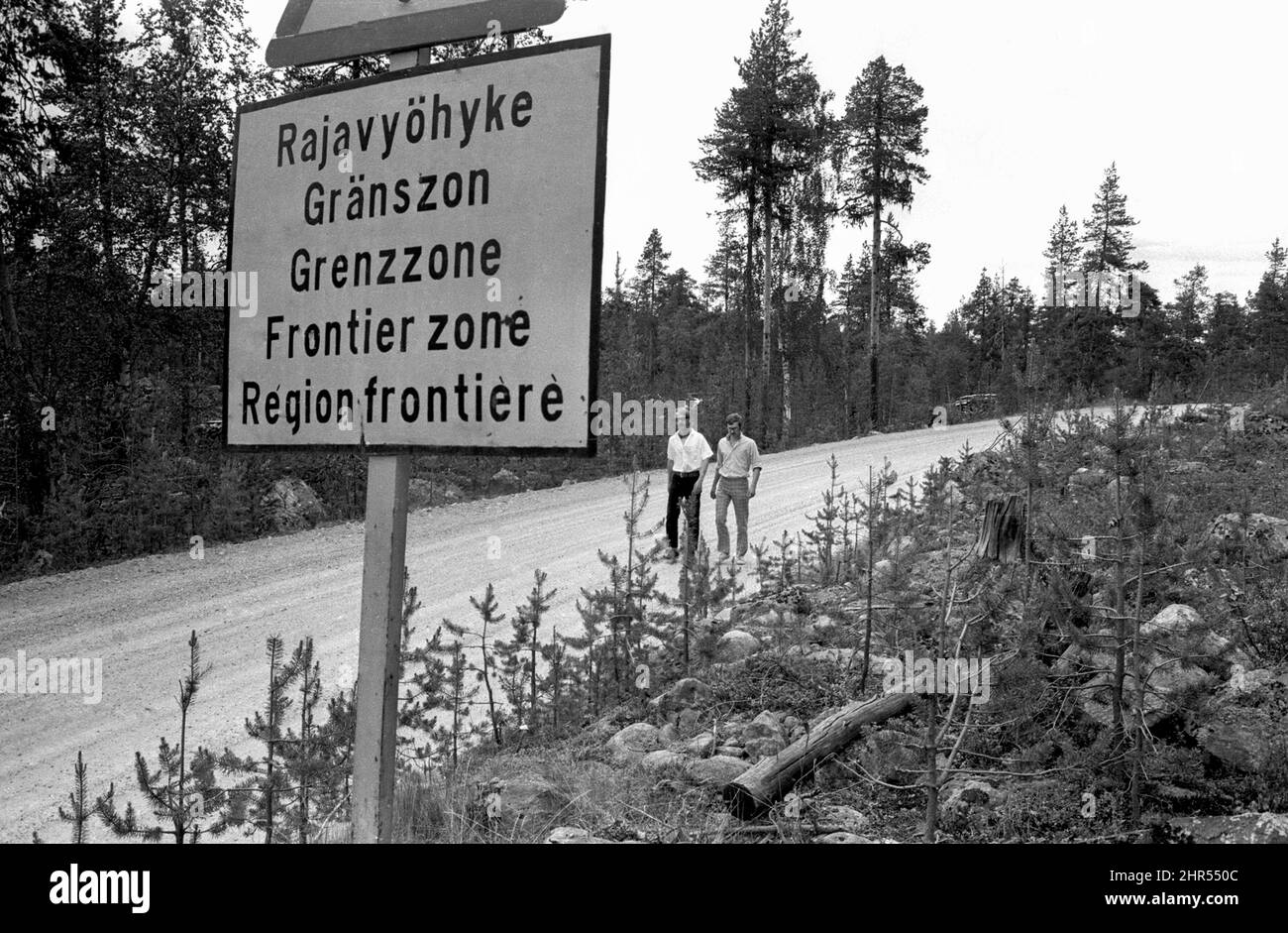 Die Grenze zwischen Russland und Finnland im Imatrangebiet endet mit einem Straßenblock und einem Tor Stockfoto