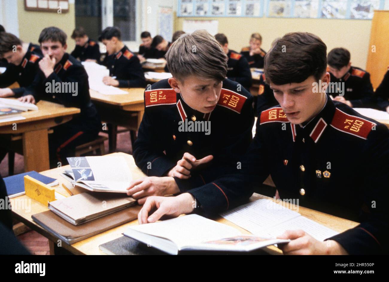 RUSSISCHE JUGENDLICHE haben eine Lektion in militärischer Trainingseinheit Stockfoto