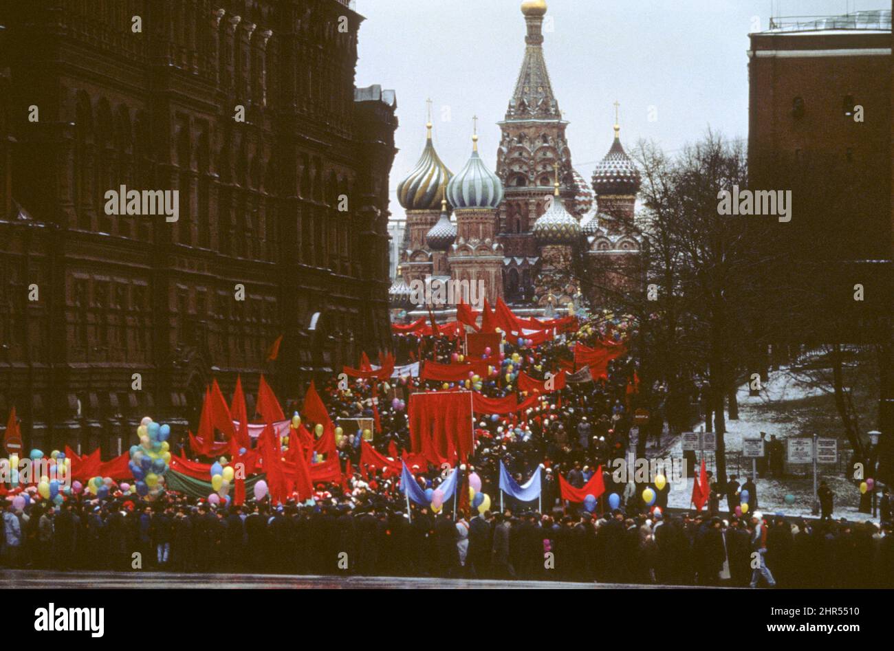 1. MAI IN MOSKAU mit Militär- und Bürgerparade gefeiert Stockfoto