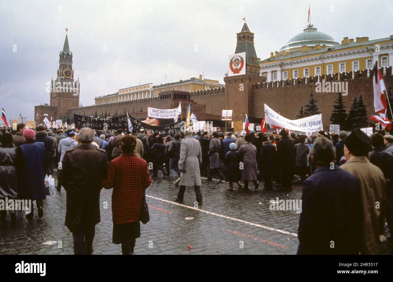 1. MAI IN MOSKAU mit Militär- und Bürgerparade gefeiert Stockfoto