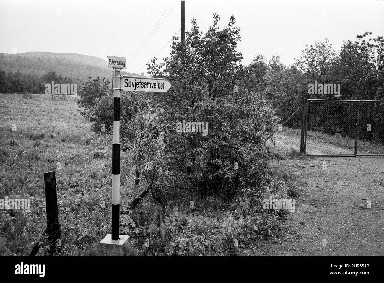 Die Grenze zwischen Russland und Finnland im Imatrangebiet endet mit einem Straßenblock und einem Tor Stockfoto