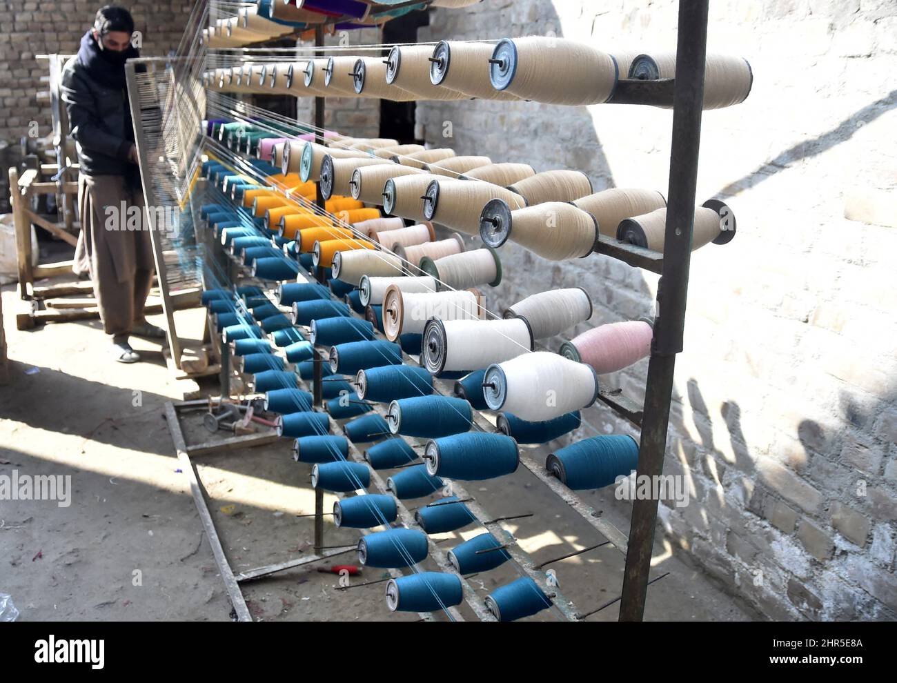 Charsada. 25.. Februar 2022. Am 25. Februar 2022 arbeitet ein Mann in einer traditionellen Schalwellfabrik am Stadtrand von Charsadda im Nordwesten Pakistans. Quelle: Saeed Ahmad/Xinhua/Alamy Live News Stockfoto