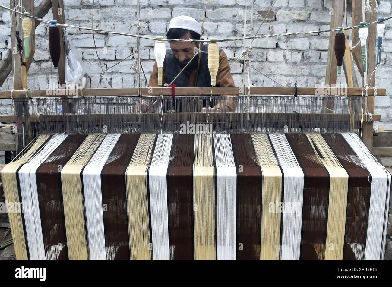 Charsada. 25.. Februar 2022. Am 25. Februar 2022 arbeitet ein Mann in einer traditionellen Schalwellfabrik am Stadtrand von Charsadda im Nordwesten Pakistans. Quelle: Saeed Ahmad/Xinhua/Alamy Live News Stockfoto